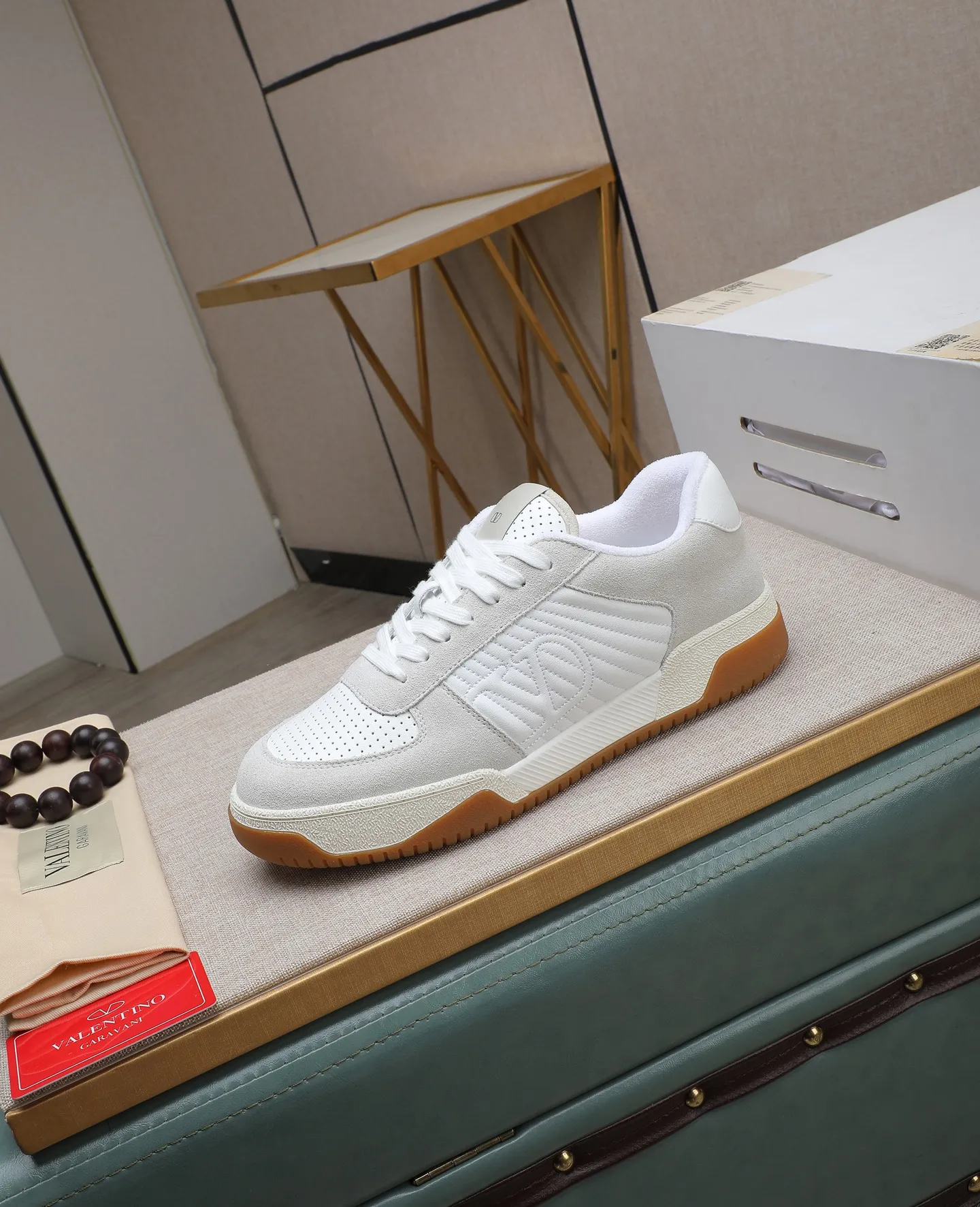 Men's shoes 💰740【Valentino】Couples model, size: Men's model 39-44 (45 customized) Valentino Valentino Couple model Joie de Jouer series Velcro Thick sole Bread shoes Couple model Casual sports shoes White shoes Original purchase and development Production Joie de Jouer series The style is simple but not out of style. The pure white base is paired with fresh green and soft beige, and the unique Velcro design highlights your personality. Every detail tells fashion and quality. Wear it, take a confident step, and start the trend journey. Delivered in exquisite packaging🛍📦 ▪️Material: Original custom imported first-layer cowhide ▪️Inner lining: Original custom made soft sheepskin lining ▪️Outsole: Original open-molded non-slip TPU material ▪️Sole thickness: 3.5CM